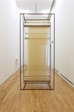 Untitled, 2013, Rustent metal, farvet silke og wire, 300x135x110 cm, installationsfoto KunstNu S.M.A.K, foto: Dirk Pauwels