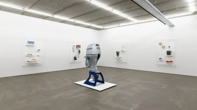 X-Ray Targets, 2022. Exhibition view at Andersen’s Contemporary. 11 vitrines with objects from Greenland and a boat engine. Foto: Malle Madsen