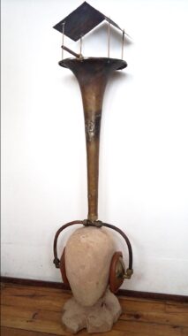 Hartmut Stocker, Aflytning af fuglefodtrin (version som bæres på hovedet), 2018. Messing, kobber, træ, læder, 95 x 32 x 30 cm. Foto: Hartmut Stockter.
