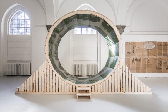 Hartmut Stocker, Engtrædemølle, 2020. Akrylmaling på mdf, træ, hjul, 370 x 207 x 600 cm. Konstruktion: Uno Løfqvist og Peter Lindner. Foto: Zuhal Kocan.