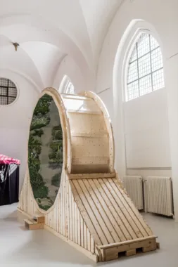 Hartmut Stocker, Engtrædemølle, 2020. Akrylmaling på mdf, træ, hjul, 370 x 207 x 600 cm. Konstruktion: Uno Løfqvist og Peter Lindner. Foto: Zuhal Kocan.