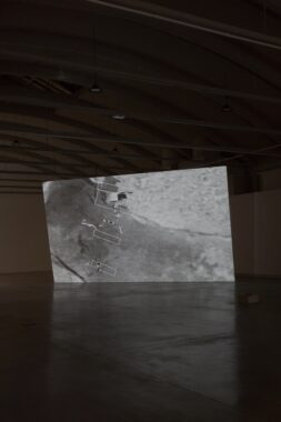 "Io/I" i "Let the field of your attention.... soften and spread out," fler-kanal videoinstallation, installation view, Tallinn Photomonth; Kai Art Centre (Tallinn, EE). Foto © Hedi Jaansoo, 2019