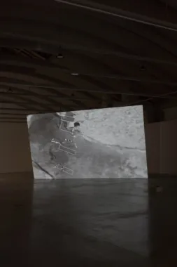 "Io/I" i "Let the field of your attention.... soften and spread out," fler-kanal videoinstallation, installation view, Tallinn Photomonth; Kai Art Centre (Tallinn, EE). Foto © Hedi Jaansoo, 2019