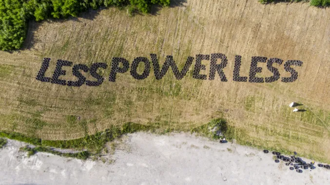 LESS POWER LESS, 2020. In Focus: Statements, Copenhagen Contemporary. Performance (varighed 5 timer) og installation. Længde 70 m. Højde på bogstaver 8 m. 500 brugte bildæk. Foto: Thomas Andersen