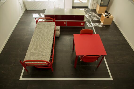 Titel: (Re)arranging, 2009. Foto: Nermin Durakovic. Fotodokumentation fra udstillingen Camp Life (2015), CAMP (Center for Migrationspolitisk Kunst)