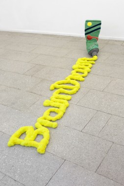 BrainDrain, 2013, filt og polystyren, ca. 35x210x70 cm