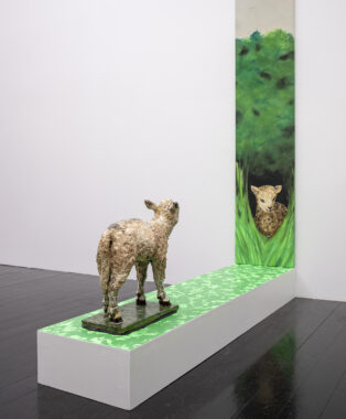 Magnus Andersen, Lammet lokkes ind i det Høje Græs, 2022. Acrylic on canvas and wood, found object Th. Phillipsen ceramic, unique. 278 x 38 x 160 cm. Foto: Jan Søndergaard.