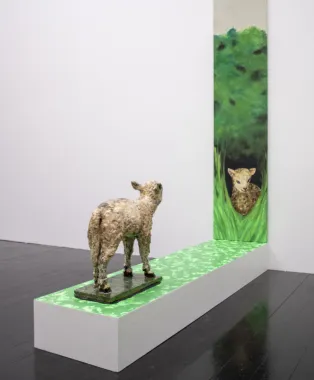 Magnus Andersen, Lammet lokkes ind i det Høje Græs, 2022. Acrylic on canvas and wood, found object Th. Phillipsen ceramic, unique. 278 x 38 x 160 cm. Foto: Jan Søndergaard.