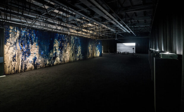 "Mirror Therapy" på den 11th Gwangju Biennale “The Eighth Climate (What Does Art Do?)”, lapis lazuli-dias installation, installation view (Gwangju, KR) Foto © Doyun Kim, 2016