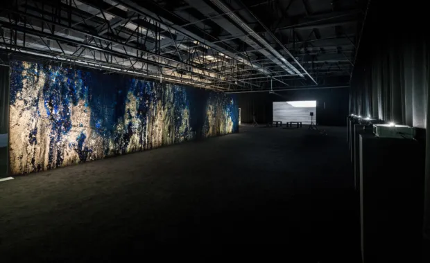 "Mirror Therapy" på den 11th Gwangju Biennale “The Eighth Climate (What Does Art Do?)”, lapis lazuli-dias installation, installation view (Gwangju, KR) Foto © Doyun Kim, 2016