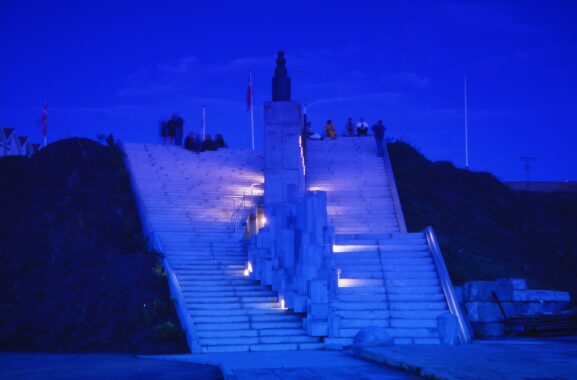 Dorte Dahlin, Monument & Trappe, 1997. Forsølvet bronce, glasmosaik, granit, beton, jord og træ, 10 x 15 x 16 m. Hirtshals. Et arkæo-plastisk værk udført i samarbejde med billedhugger Mogens Møller. Privatfoto.
